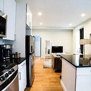 https://newly-renovated-heart-of-lower-east-side-2br-1ba-5-min.us-newyorkcity.com